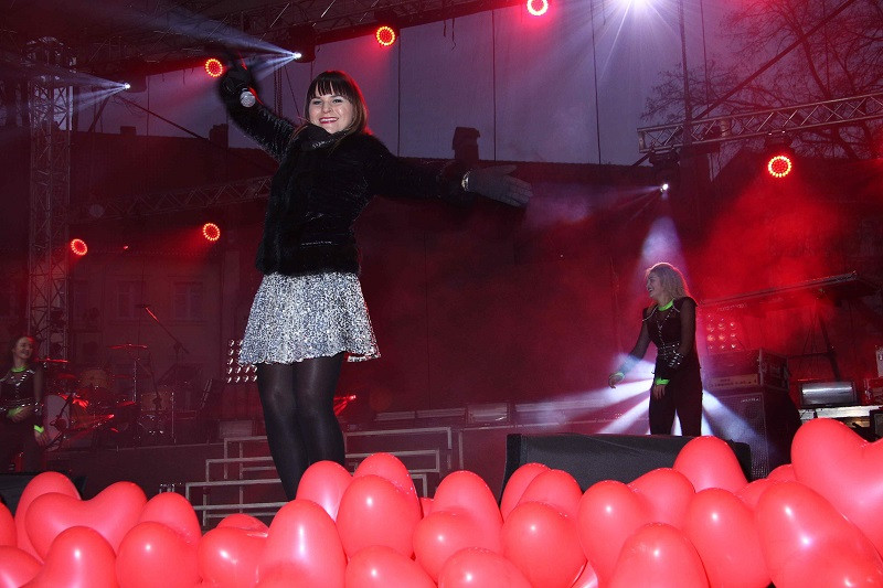 Tysiące osób i GWIAZDA WIECZORU: Ewa Farna na Walentynkach w Chełmnie