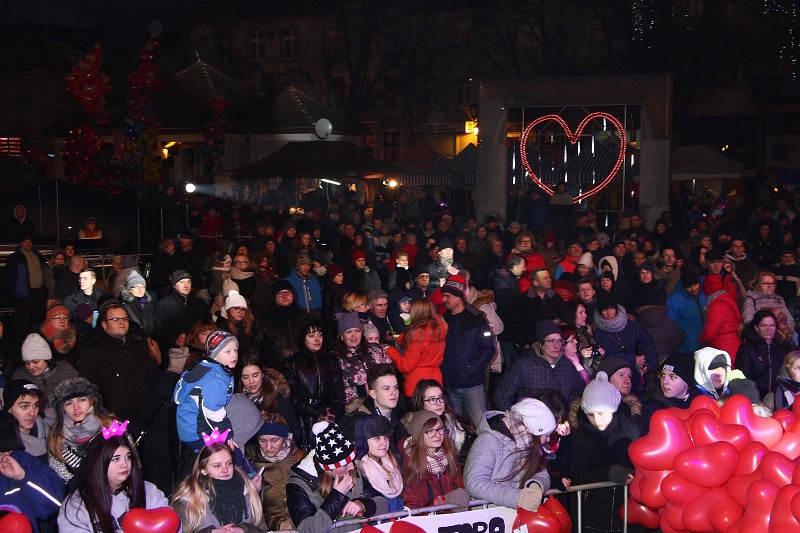 Tysiące osób i GWIAZDA WIECZORU: Ewa Farna na Walentynkach w Chełmnie