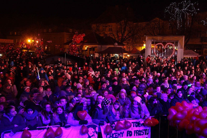 Tysiące osób i GWIAZDA WIECZORU: Ewa Farna na Walentynkach w Chełmnie