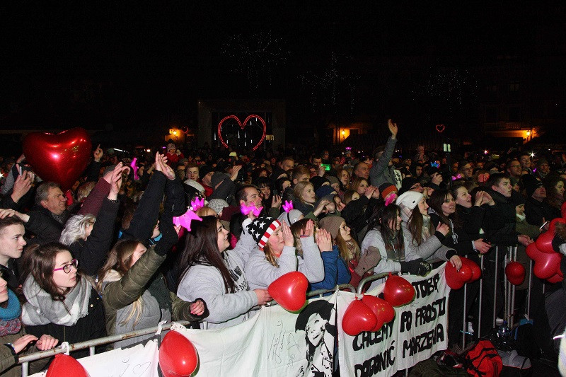Tysiące osób i GWIAZDA WIECZORU: Ewa Farna na Walentynkach w Chełmnie