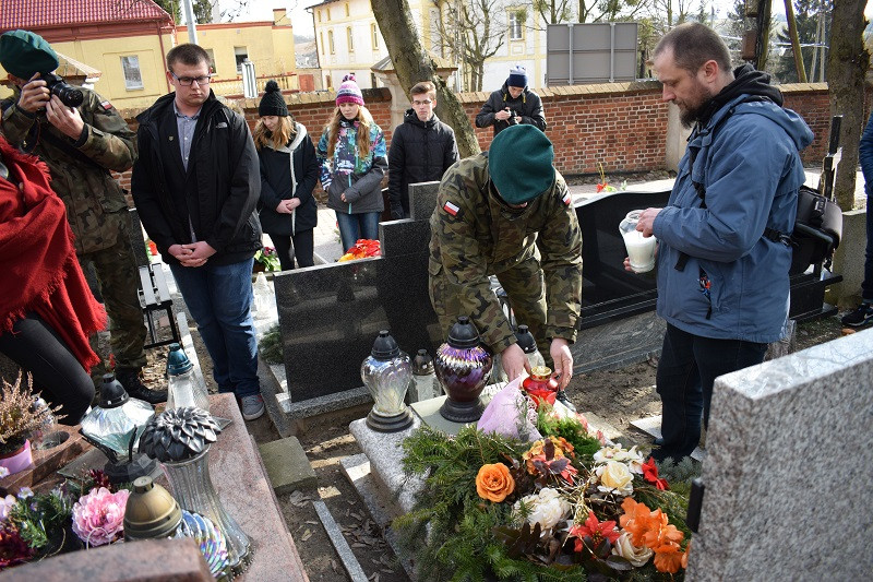 Hołd pamięci dla pochowanego w Chełmnie żołnierza wyklętego - Alfonsa Jana Jarockiego