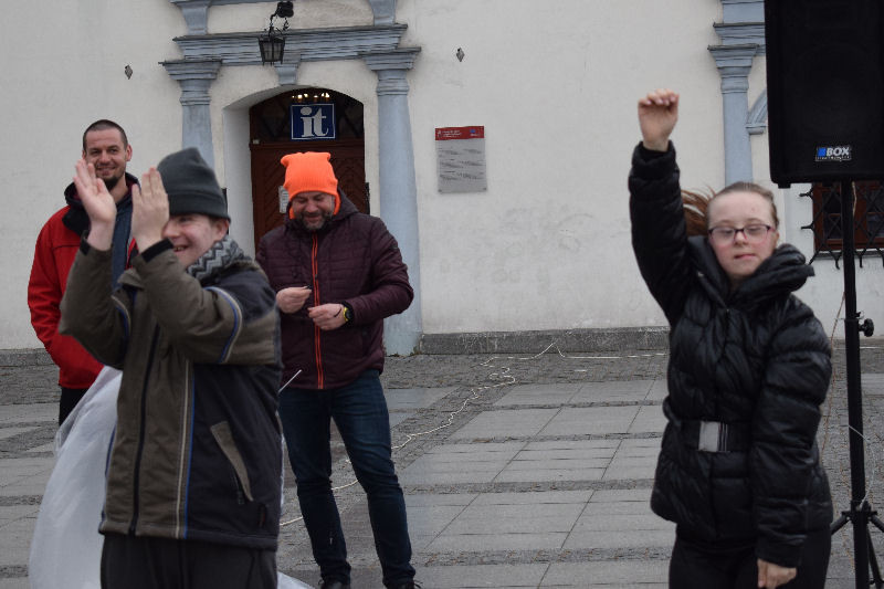 Happening z okazji Światowego Dnia Zespołu Downa i powitania WIOSNY
