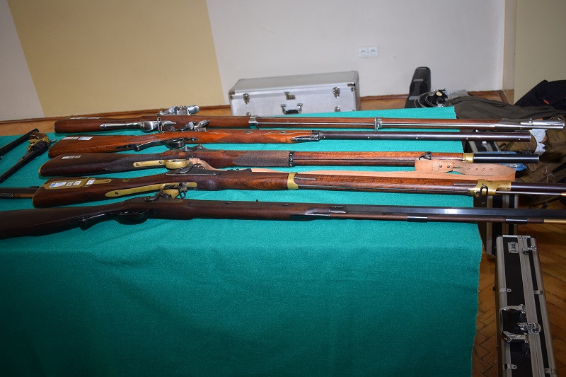 Pokaz krótkiej i długiej broni czarnoprochowej w KLGiSP Księży Pallotynów