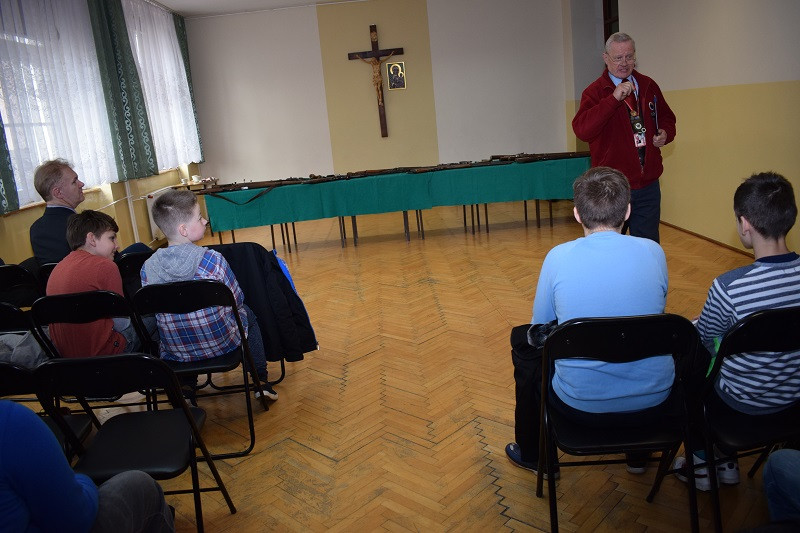 Pokaz krótkiej i długiej broni czarnoprochowej w KLGiSP Księży Pallotynów