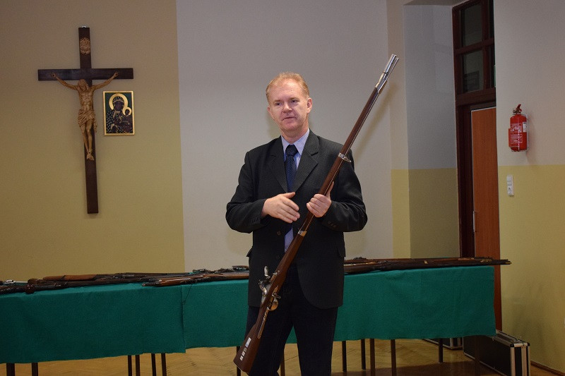 Pokaz krótkiej i długiej broni czarnoprochowej w KLGiSP Księży Pallotynów