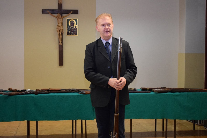 Pokaz krótkiej i długiej broni czarnoprochowej w KLGiSP Księży Pallotynów