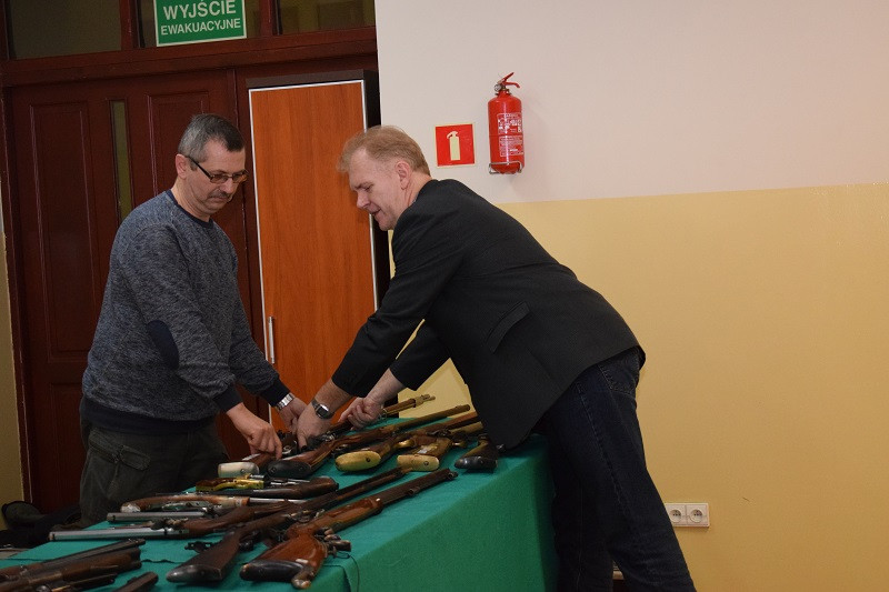 Pokaz krótkiej i długiej broni czarnoprochowej w KLGiSP Księży Pallotynów