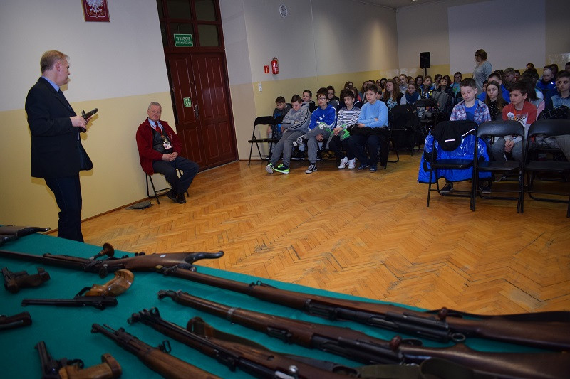 Pokaz krótkiej i długiej broni czarnoprochowej w KLGiSP Księży Pallotynów