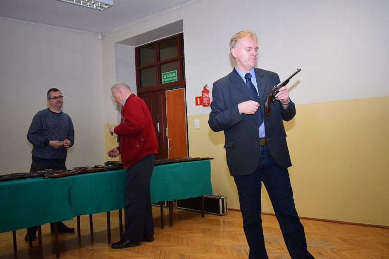 Pokaz krótkiej i długiej broni czarnoprochowej w KLGiSP Księży Pallotynów