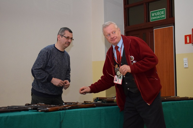 Pokaz krótkiej i długiej broni czarnoprochowej w KLGiSP Księży Pallotynów