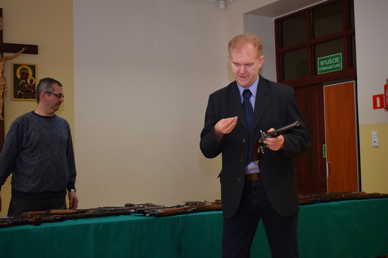 Pokaz krótkiej i długiej broni czarnoprochowej w KLGiSP Księży Pallotynów