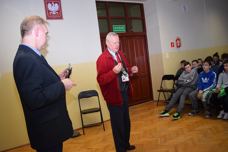 Pokaz krótkiej i długiej broni czarnoprochowej w KLGiSP Księży Pallotynów