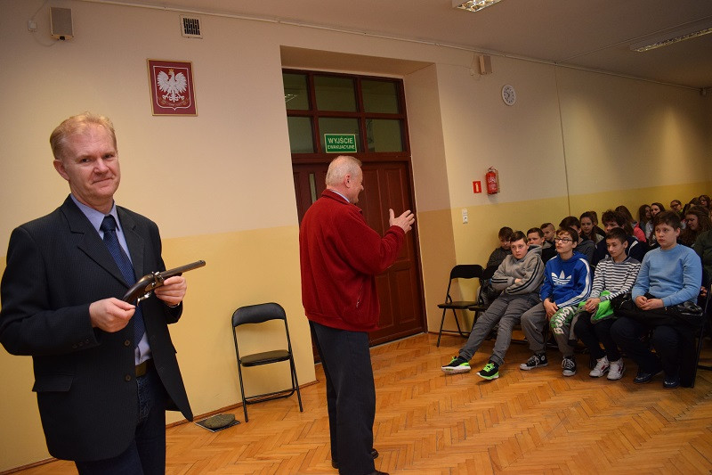 Pokaz krótkiej i długiej broni czarnoprochowej w KLGiSP Księży Pallotynów