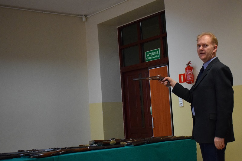 Pokaz krótkiej i długiej broni czarnoprochowej w KLGiSP Księży Pallotynów