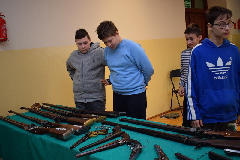 Pokaz krótkiej i długiej broni czarnoprochowej w KLGiSP Księży Pallotynów