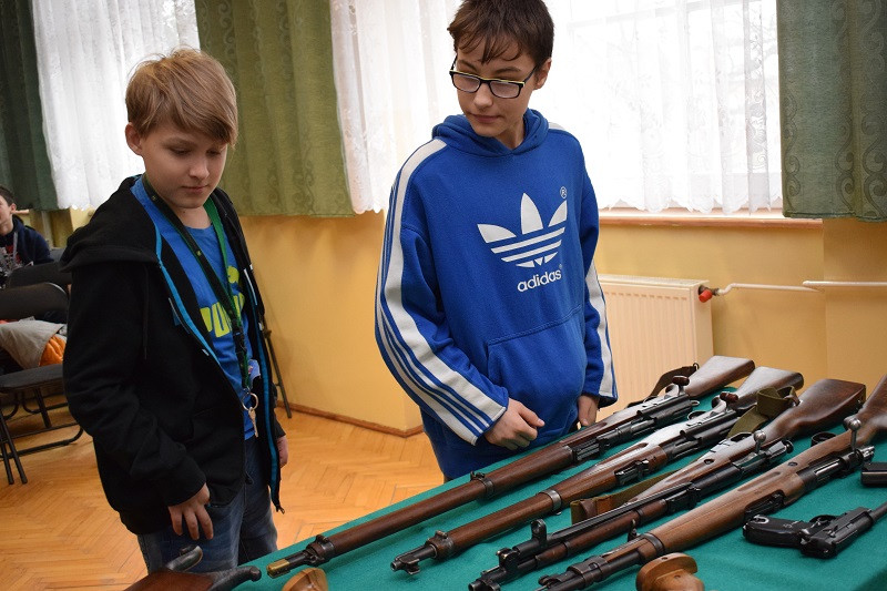 Pokaz krótkiej i długiej broni czarnoprochowej w KLGiSP Księży Pallotynów