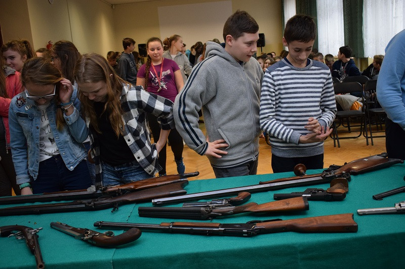 Pokaz krótkiej i długiej broni czarnoprochowej w KLGiSP Księży Pallotynów