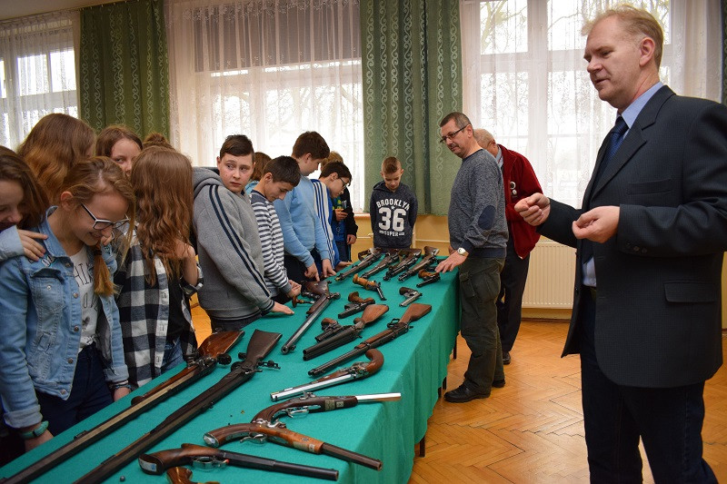 Pokaz krótkiej i długiej broni czarnoprochowej w KLGiSP Księży Pallotynów