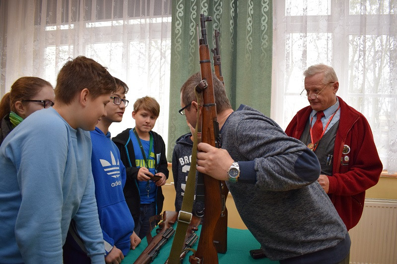 Pokaz krótkiej i długiej broni czarnoprochowej w KLGiSP Księży Pallotynów