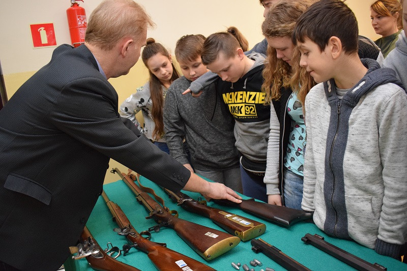 Pokaz krótkiej i długiej broni czarnoprochowej w KLGiSP Księży Pallotynów