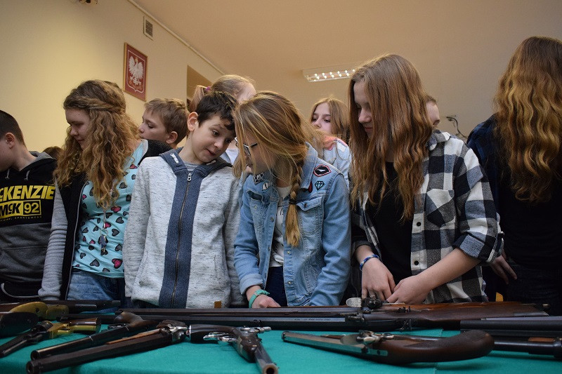 Pokaz krótkiej i długiej broni czarnoprochowej w KLGiSP Księży Pallotynów