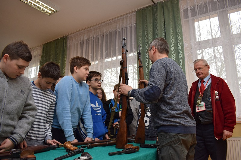 Pokaz krótkiej i długiej broni czarnoprochowej w KLGiSP Księży Pallotynów