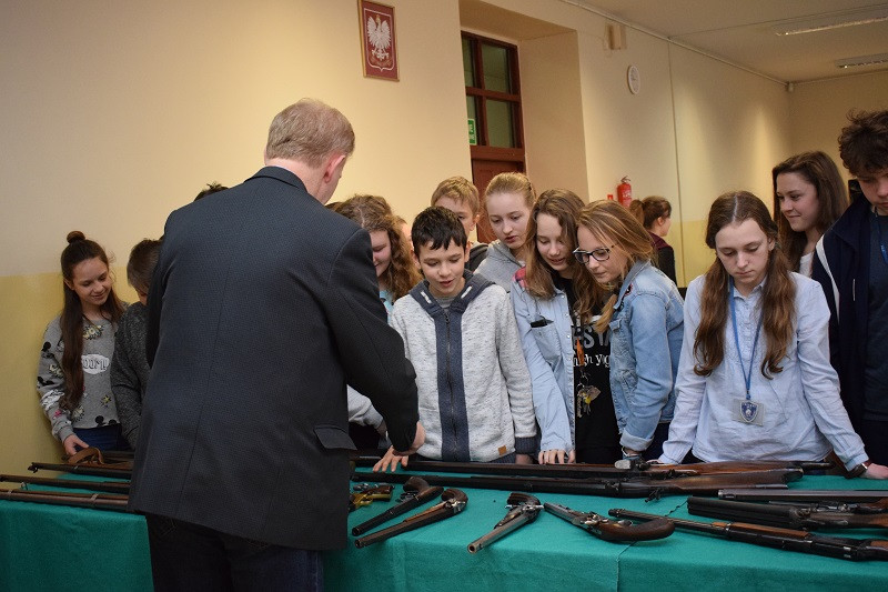 Pokaz krótkiej i długiej broni czarnoprochowej w KLGiSP Księży Pallotynów