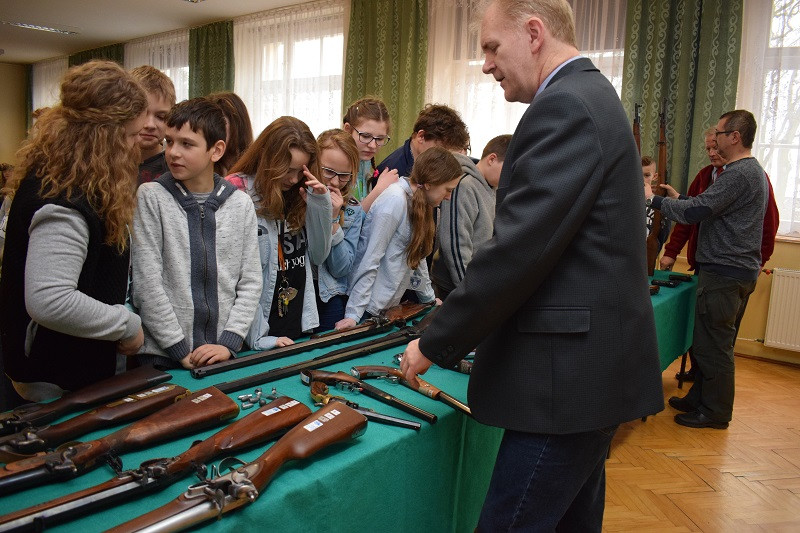 Pokaz krótkiej i długiej broni czarnoprochowej w KLGiSP Księży Pallotynów