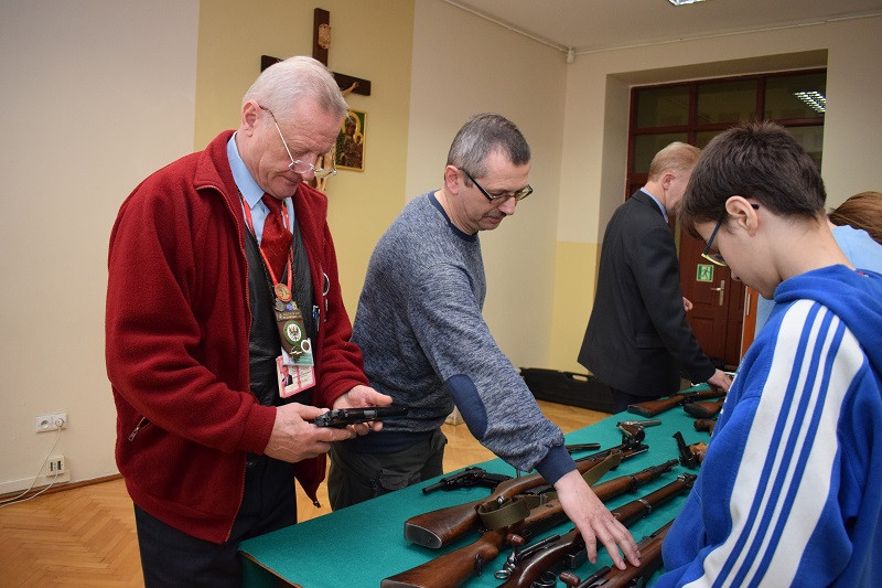 Pokaz krótkiej i długiej broni czarnoprochowej w KLGiSP Księży Pallotynów