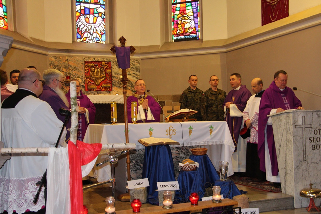 Uroczystość Odsłonięcia Tablicy ku Pamięci Prezydenta Rzeczypospolitej Polskiej prof. Lecha Kaczyńskiego, Jego małżonki Marii w Kościele Garnizonowym