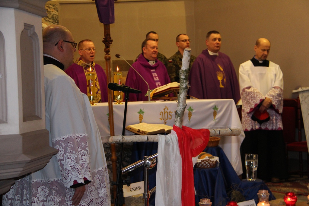 Uroczystość Odsłonięcia Tablicy ku Pamięci Prezydenta Rzeczypospolitej Polskiej prof. Lecha Kaczyńskiego, Jego małżonki Marii w Kościele Garnizonowym