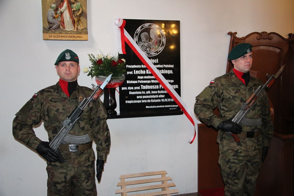 Uroczystość Odsłonięcia Tablicy ku Pamięci Prezydenta Rzeczypospolitej Polskiej prof. Lecha Kaczyńskiego, Jego małżonki Marii w Kościele Garnizonowym