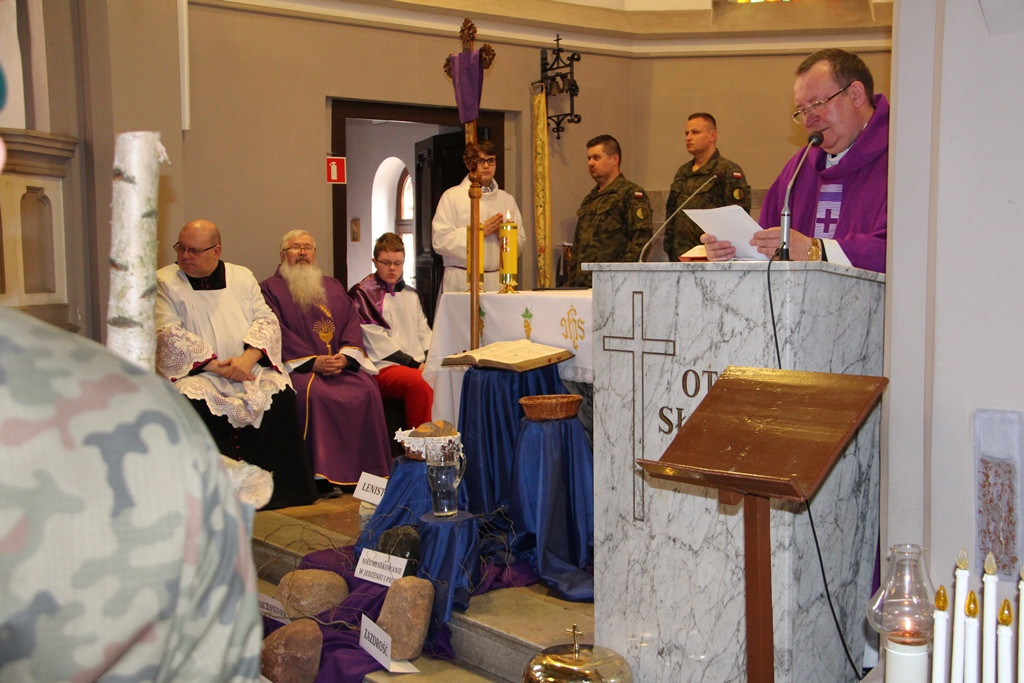 Uroczystość Odsłonięcia Tablicy ku Pamięci Prezydenta Rzeczypospolitej Polskiej prof. Lecha Kaczyńskiego, Jego małżonki Marii w Kościele Garnizonowym