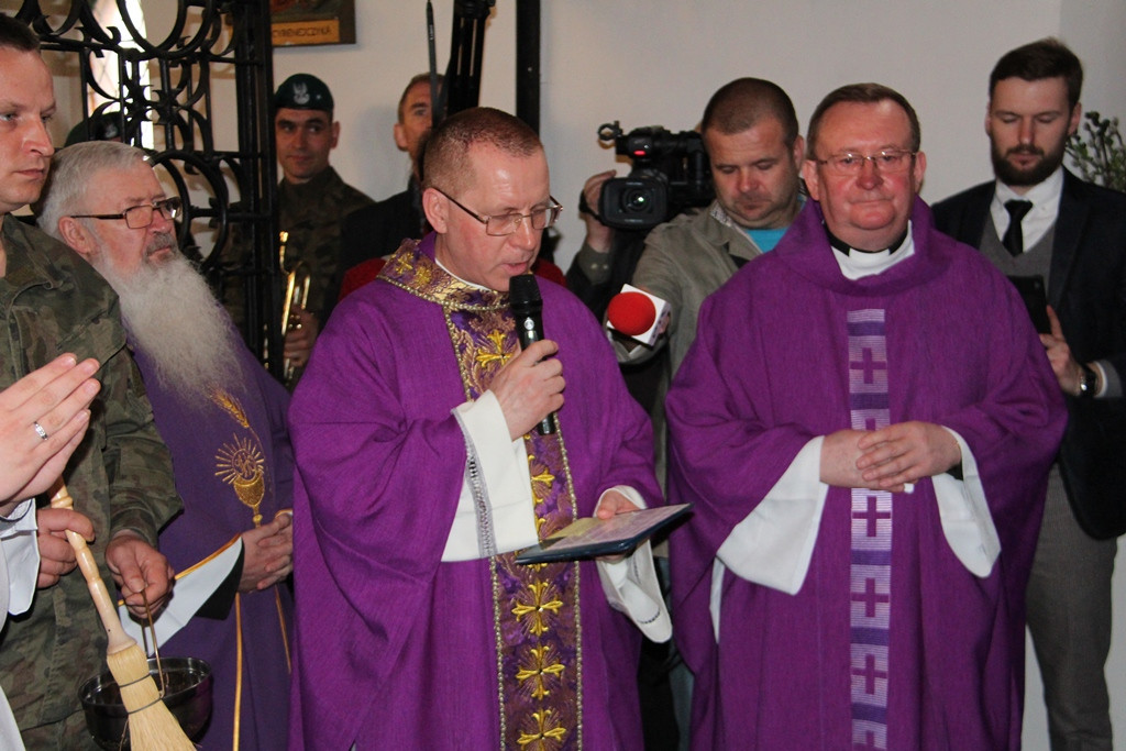 Uroczystość Odsłonięcia Tablicy ku Pamięci Prezydenta Rzeczypospolitej Polskiej prof. Lecha Kaczyńskiego, Jego małżonki Marii w Kościele Garnizonowym