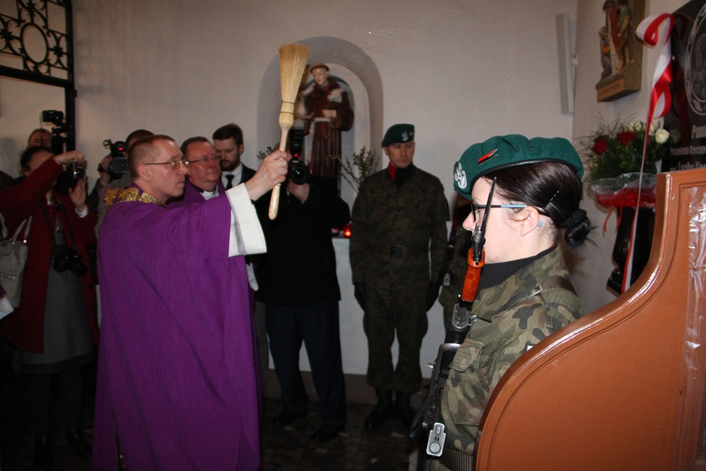 Uroczystość Odsłonięcia Tablicy ku Pamięci Prezydenta Rzeczypospolitej Polskiej prof. Lecha Kaczyńskiego, Jego małżonki Marii w Kościele Garnizonowym