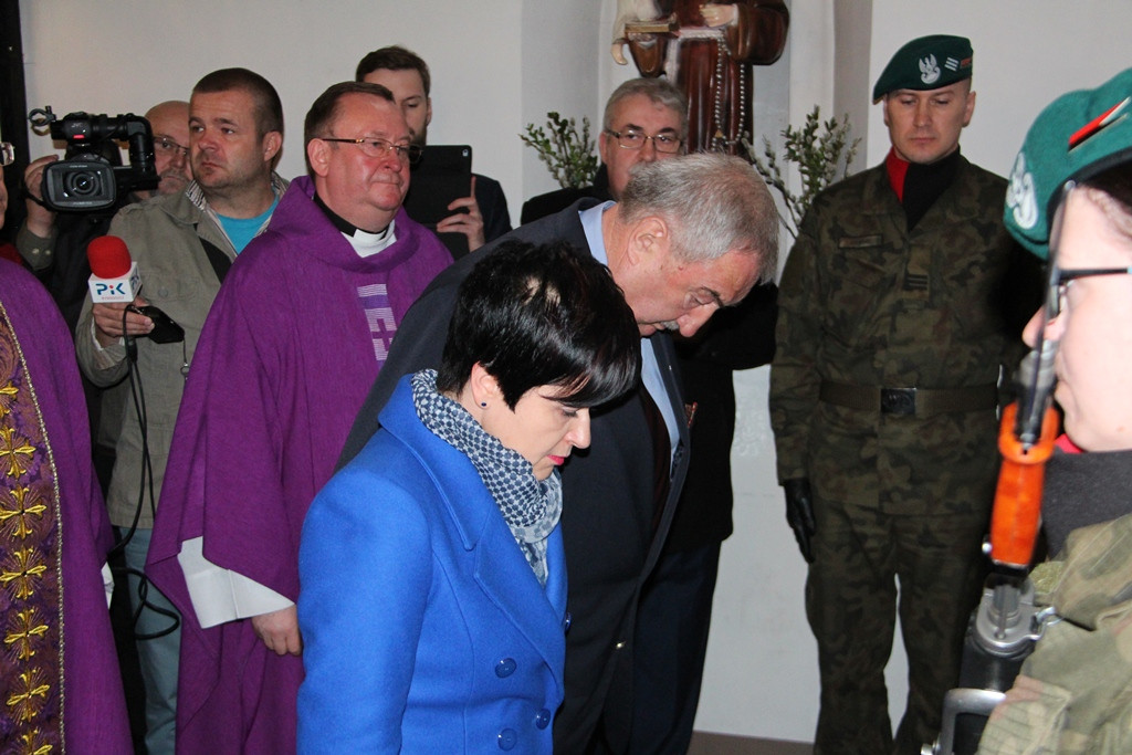 Uroczystość Odsłonięcia Tablicy ku Pamięci Prezydenta Rzeczypospolitej Polskiej prof. Lecha Kaczyńskiego, Jego małżonki Marii w Kościele Garnizonowym