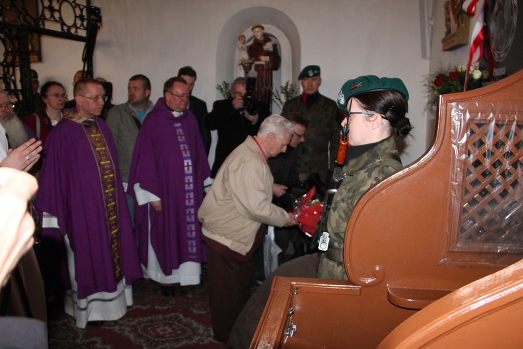 Uroczystość Odsłonięcia Tablicy ku Pamięci Prezydenta Rzeczypospolitej Polskiej prof. Lecha Kaczyńskiego, Jego małżonki Marii w Kościele Garnizonowym