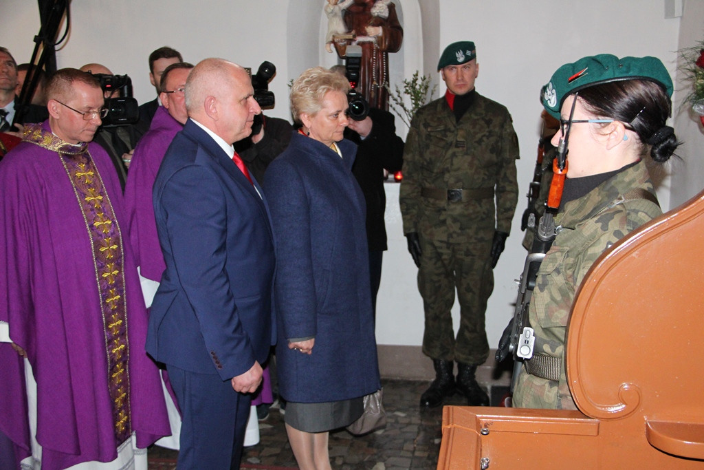 Uroczystość Odsłonięcia Tablicy ku Pamięci Prezydenta Rzeczypospolitej Polskiej prof. Lecha Kaczyńskiego, Jego małżonki Marii w Kościele Garnizonowym