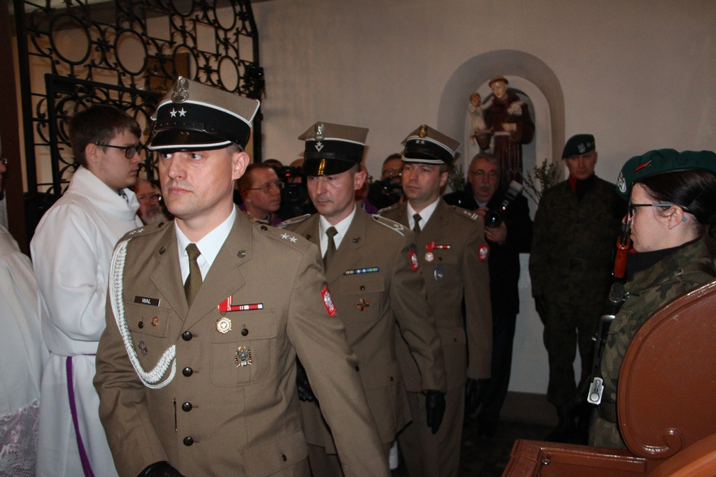 Uroczystość Odsłonięcia Tablicy ku Pamięci Prezydenta Rzeczypospolitej Polskiej prof. Lecha Kaczyńskiego, Jego małżonki Marii w Kościele Garnizonowym