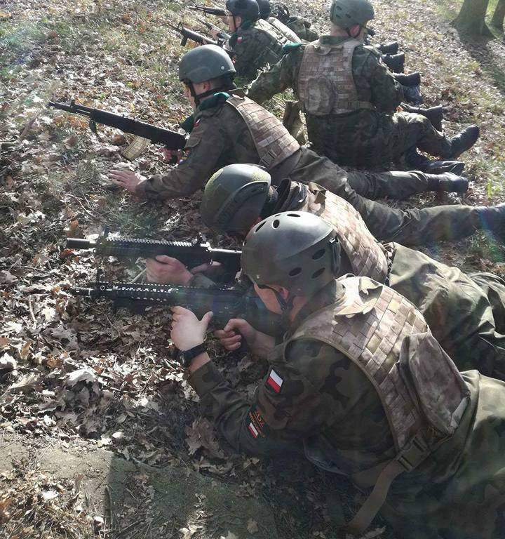 Ćwiczenia z bronią uczniów Technikum Mundurowego w Chełmnie