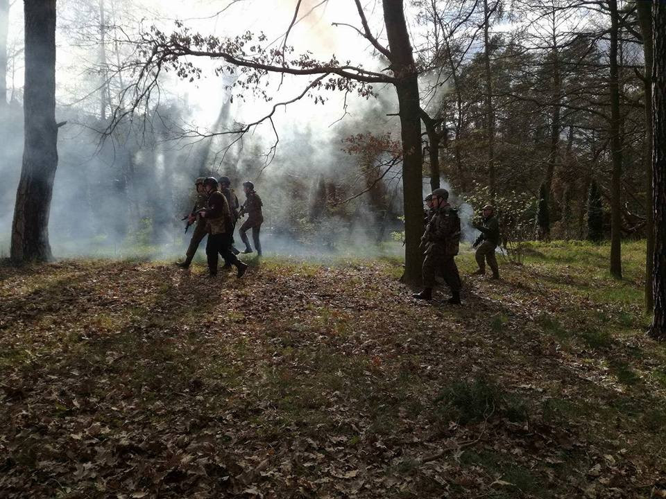Ćwiczenia z bronią uczniów Technikum Mundurowego w Chełmnie