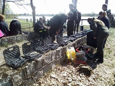 Ćwiczenia z bronią uczniów Technikum Mundurowego w Chełmnie