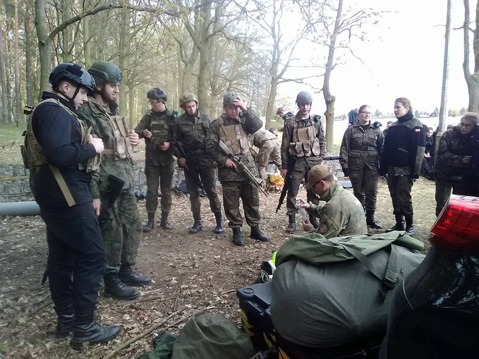 Ćwiczenia z bronią uczniów Technikum Mundurowego w Chełmnie