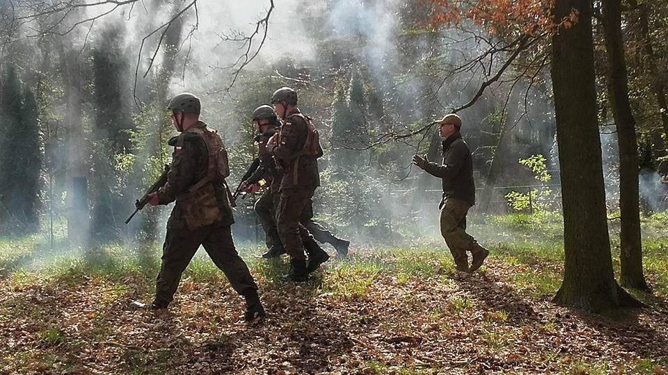 Ćwiczenia z bronią uczniów Technikum Mundurowego w Chełmnie