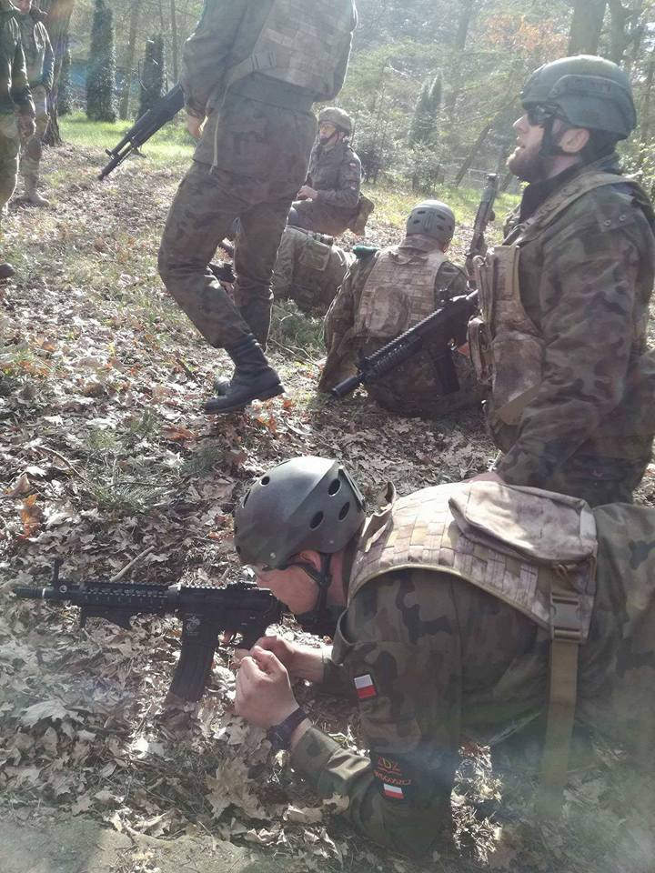 Ćwiczenia z bronią uczniów Technikum Mundurowego w Chełmnie