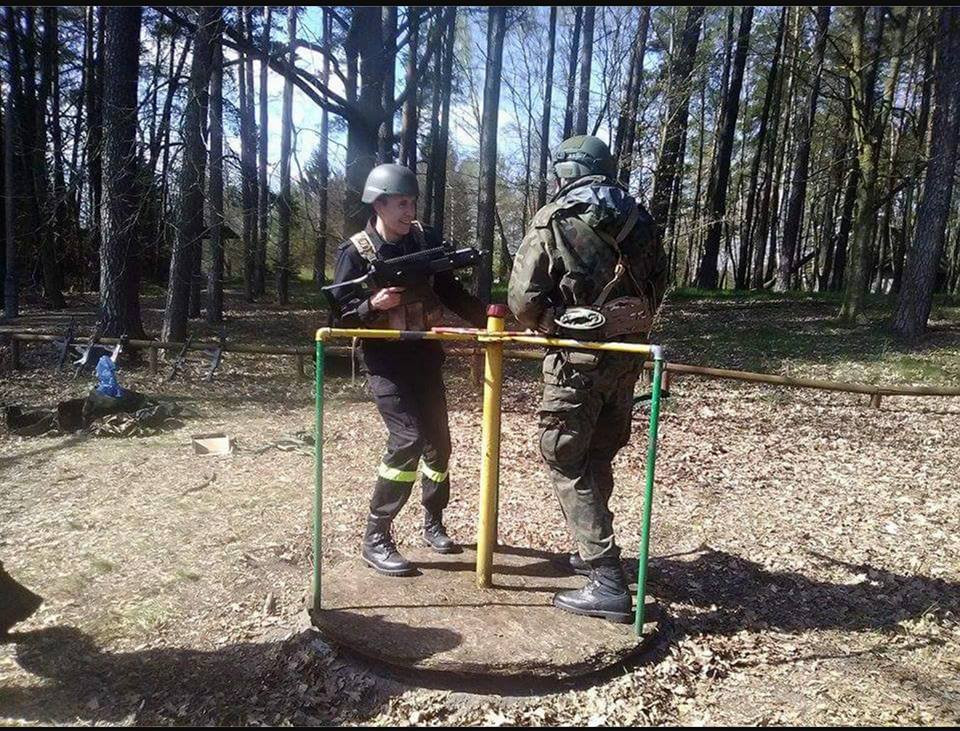 Ćwiczenia z bronią uczniów Technikum Mundurowego w Chełmnie