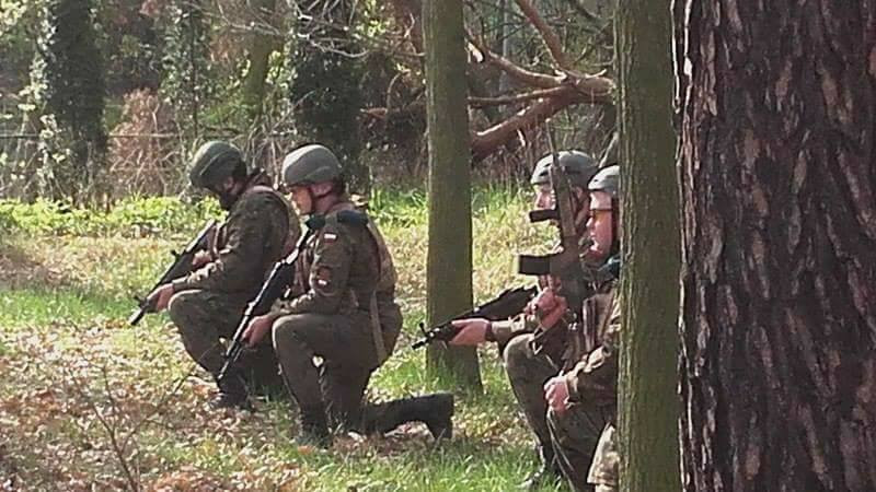 Ćwiczenia z bronią uczniów Technikum Mundurowego w Chełmnie