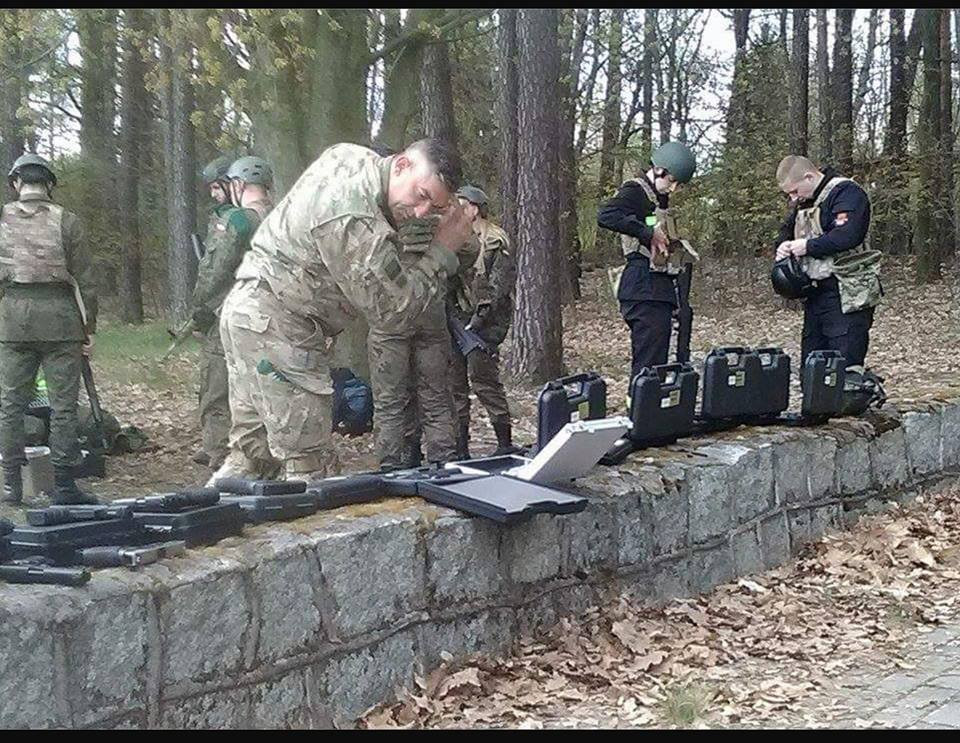Ćwiczenia z bronią uczniów Technikum Mundurowego w Chełmnie