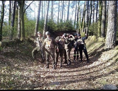 Ćwiczenia z bronią uczniów Technikum Mundurowego w Chełmnie