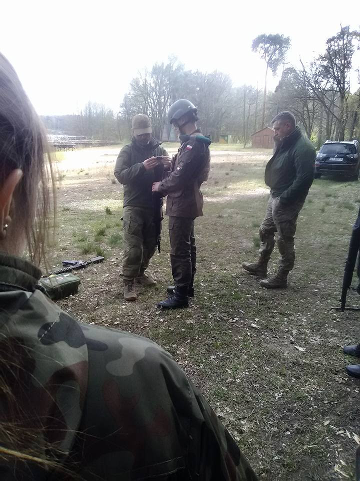 Ćwiczenia z bronią uczniów Technikum Mundurowego w Chełmnie